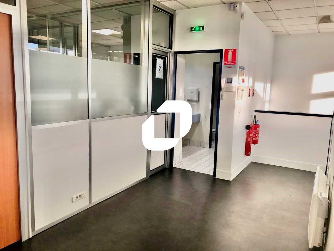 Au sein d'un parc d'activités et de bureaux, en b