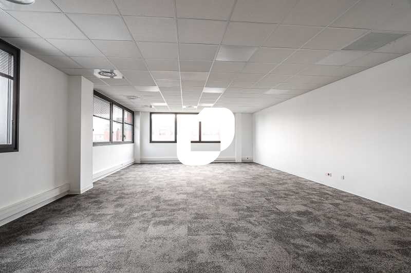 A proximité immédiate de l'autoroute A4, du RER A