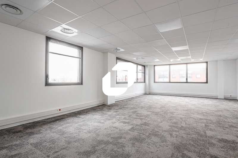 A proximité immédiate de l'autoroute A4, du RER A