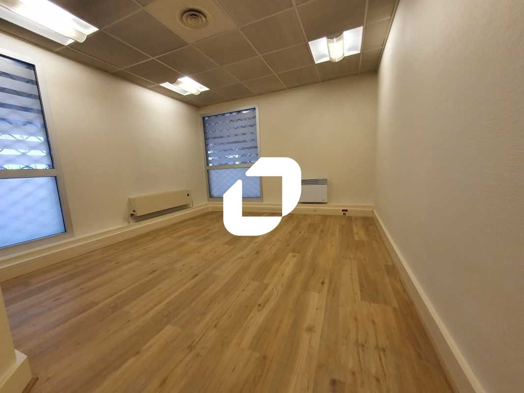 Idéalement situé dans un secteur dynamique, à pro