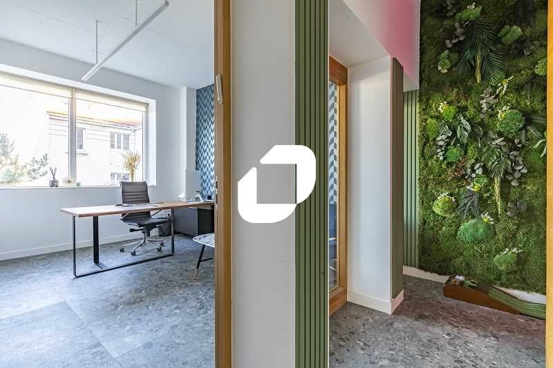 Au sein d'un petit immeuble de bureaux de 5 étage