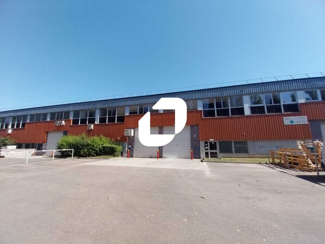 Dans la zone d'activité de Trappes, à proximité d