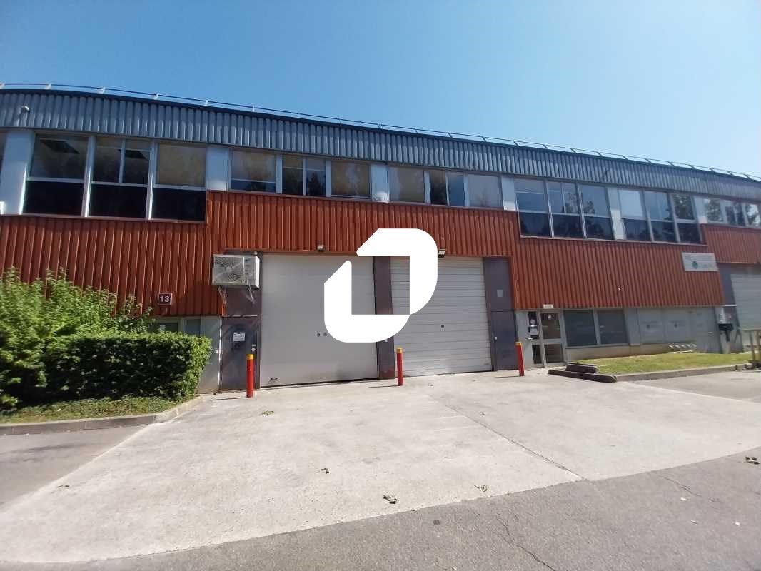 Dans la zone d'activité de Trappes, à proximité d