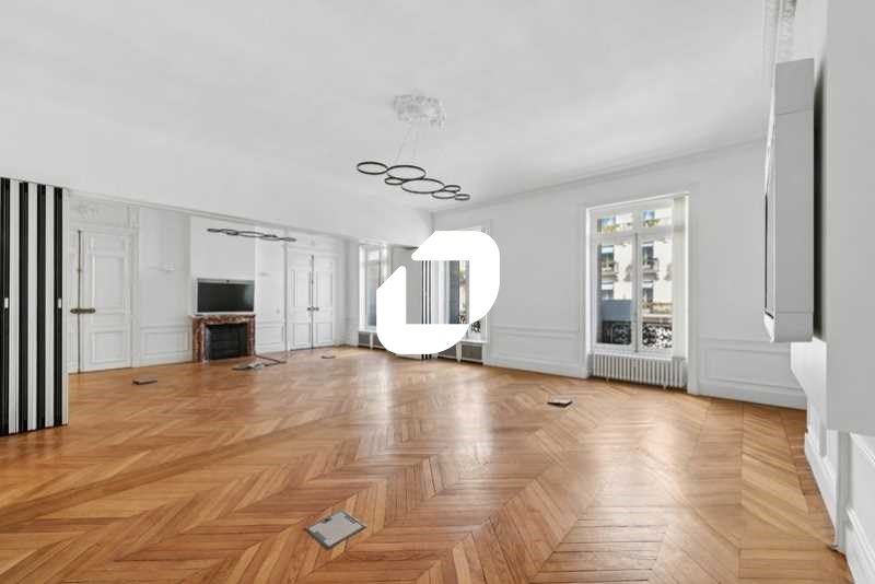 Situé sur l'Avenue de l'Opéra,  dans un immeuble 