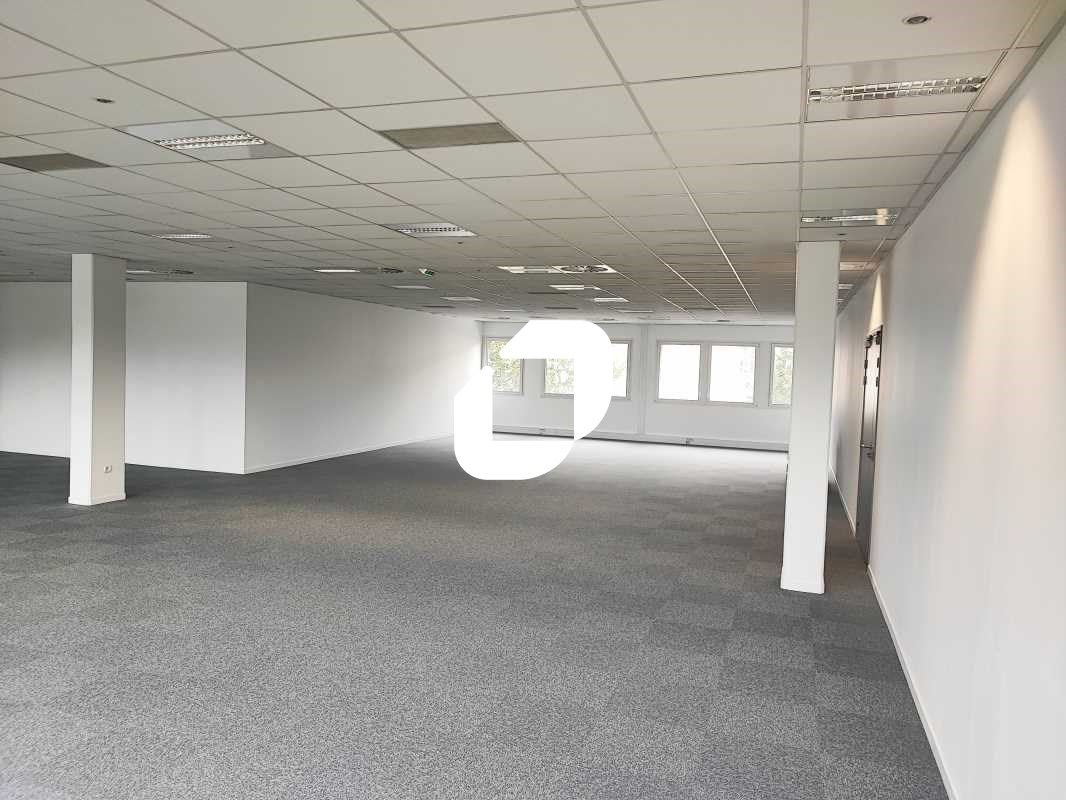 Des bureaux à proximité du RER E  Idéalement situ