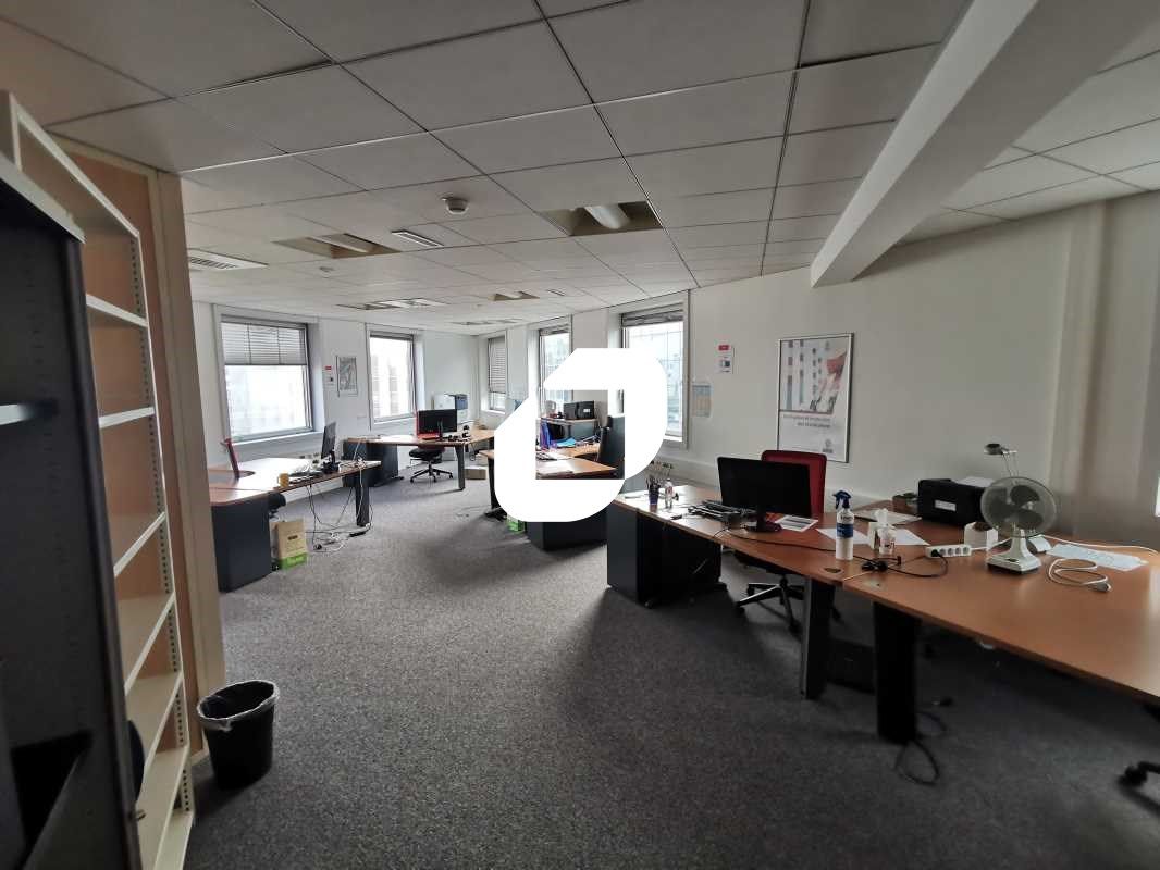 ESPACES DE BUREAUX À LOUER À MONT D'EST  Implanté