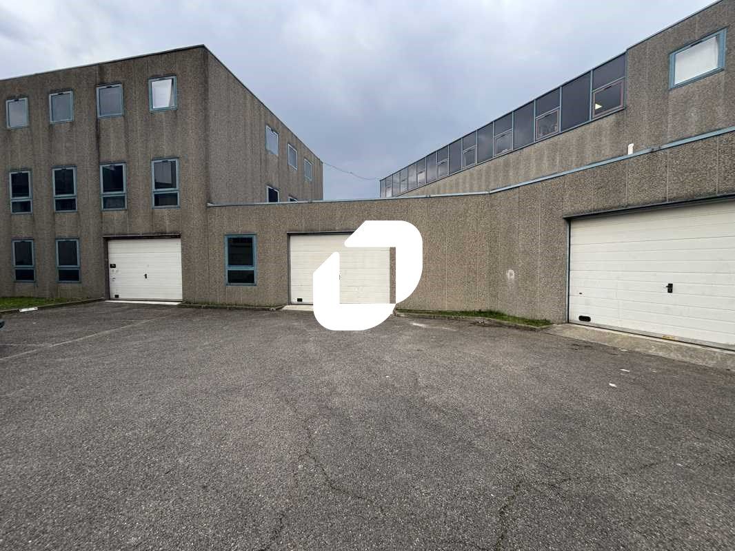 Situé au pied de la gare RER de Ris-Orangis (RER 