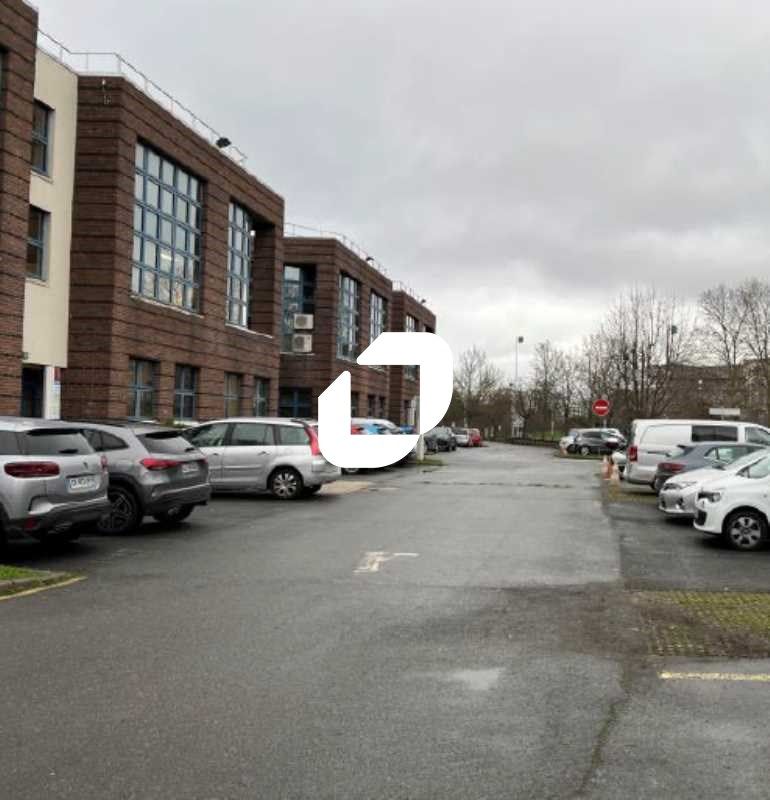 Ces bureaux sont situés dans un parc d'entreprise