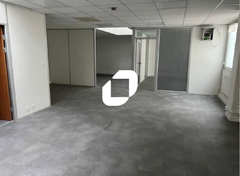 Ces bureaux sont situés dans un parc d'entreprise