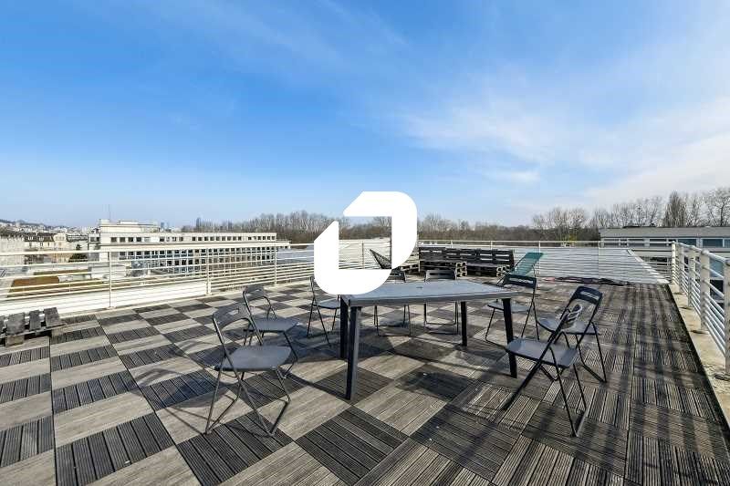 À proximité immédiate du Tram T2 et des quais de 