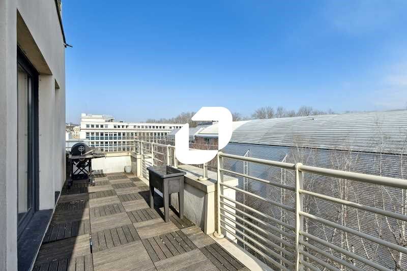 À proximité immédiate du Tram T2 et des quais de 