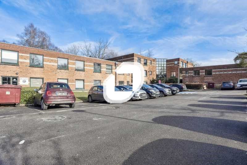 A proximité de l'autoroute A4 et du RER A de Logn