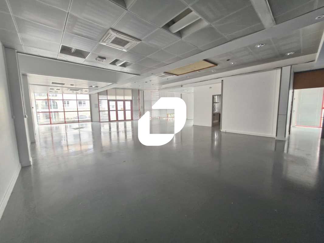 Situé au sein de la zone d'activité la Croix Sain