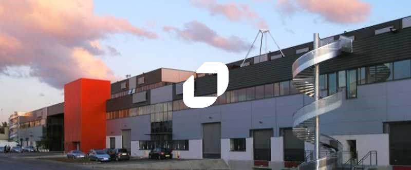 Dans un ensemble immobilier tertiaire récent (201