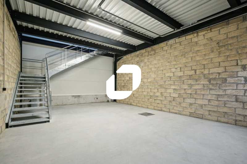 Local 1 706 m² divisibles à partir de 111 m² À Ép