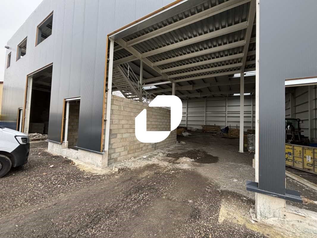 Situé au pied de la Francilienne (N104) et de l'a