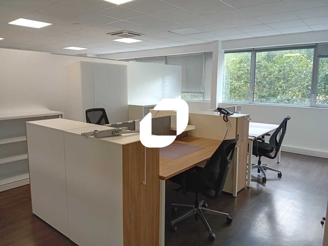 Situé à proximité immédiate de l'autoroute A4 et 