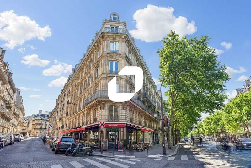 Situé Avenue Malesherbes, dans un immeuble haussm
