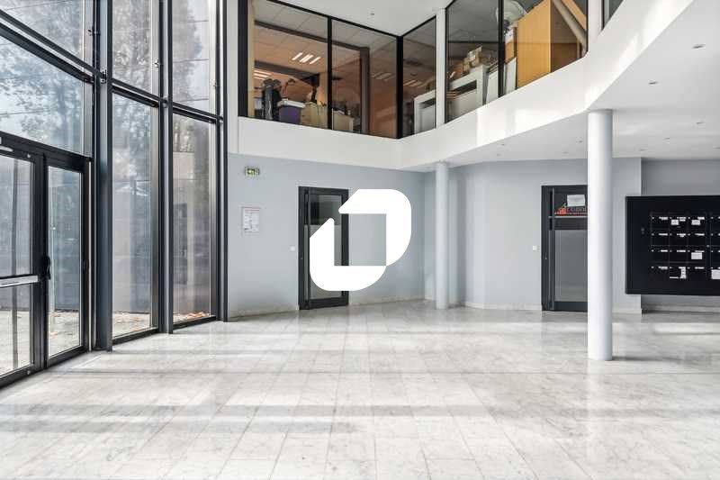 Située à proximité de l'Autoroute A6 à Grigny, Im