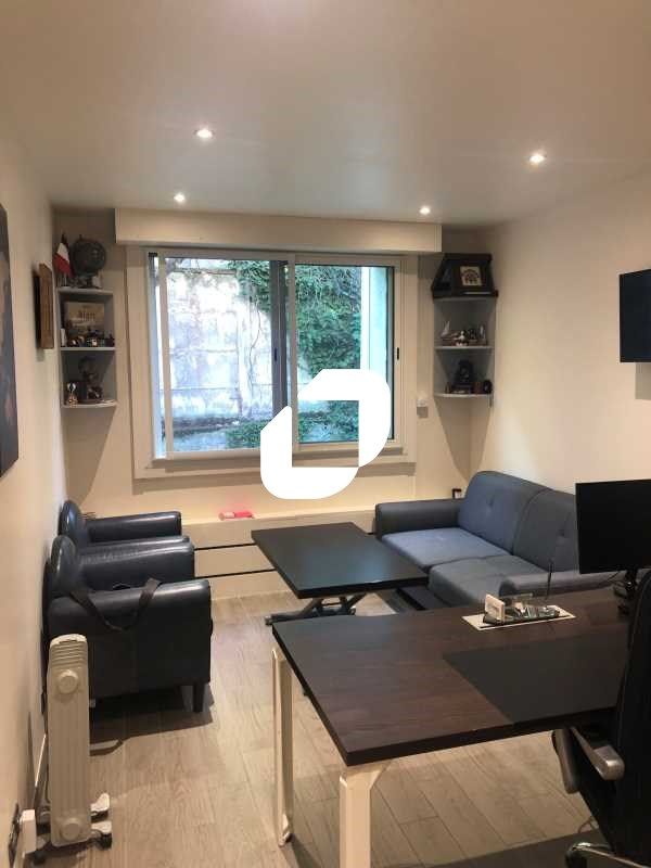 Dans un immeuble moderne situé dans le 15ème arro