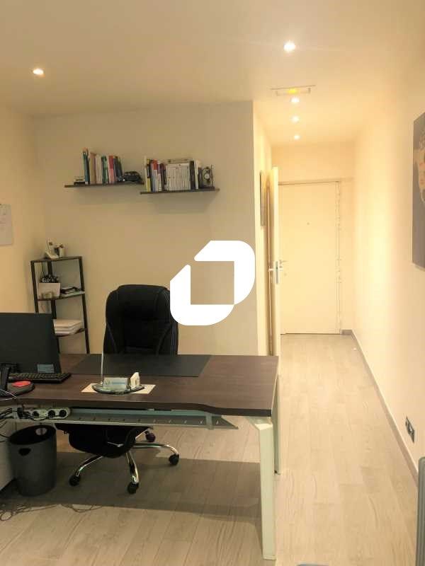 Dans un immeuble moderne situé dans le 15ème arro