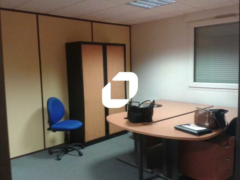 A proximité immédiate de l'autoroute A4, proche d