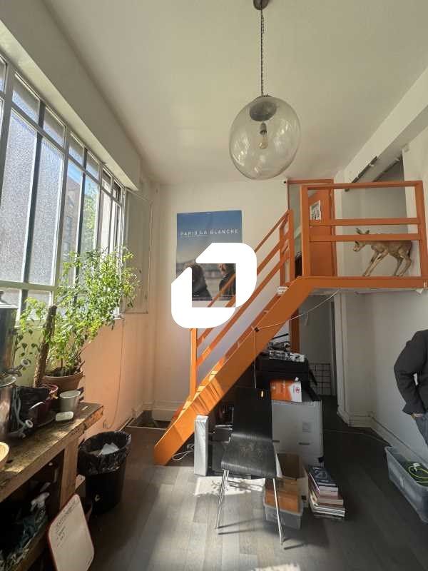 Situé à deux pas de Père Lachaise, dans un immeub