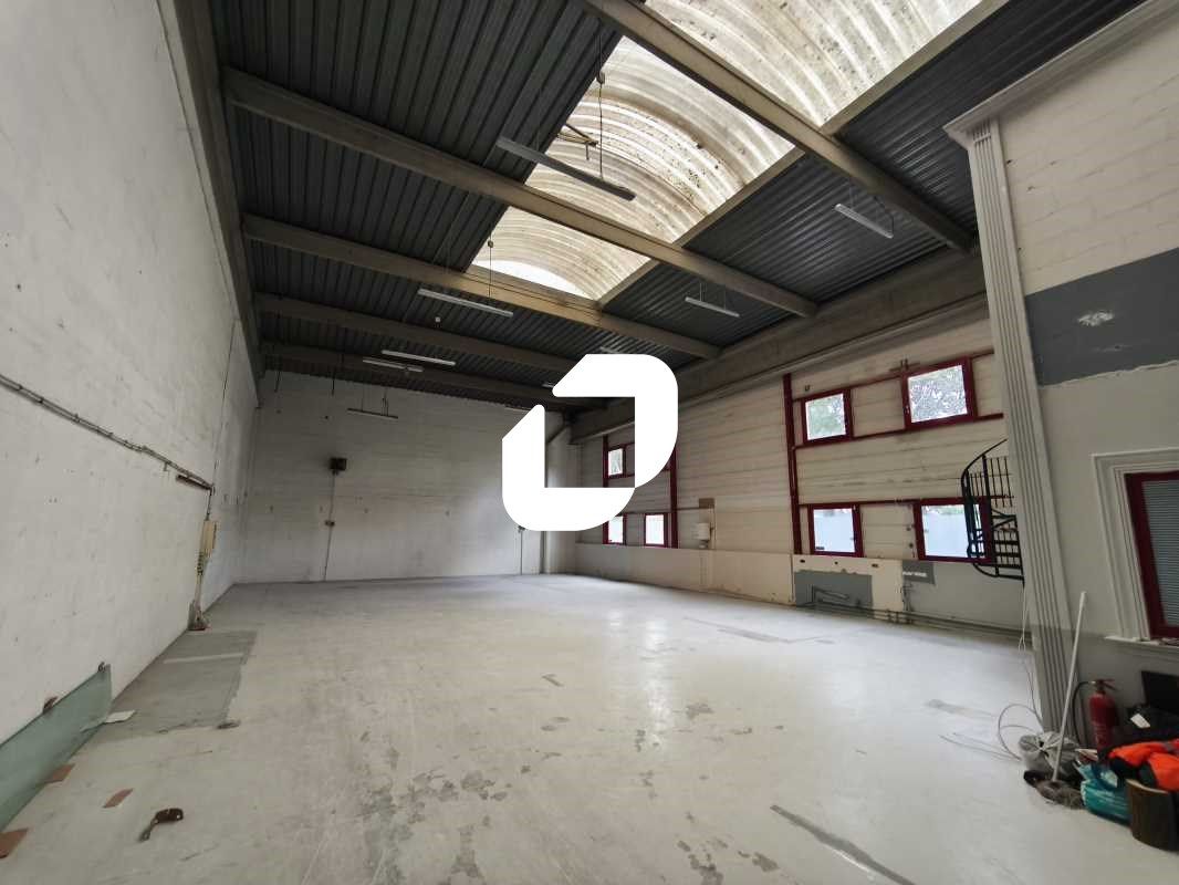 Situé dans d'activité de Bondy, à seulement 10 mi