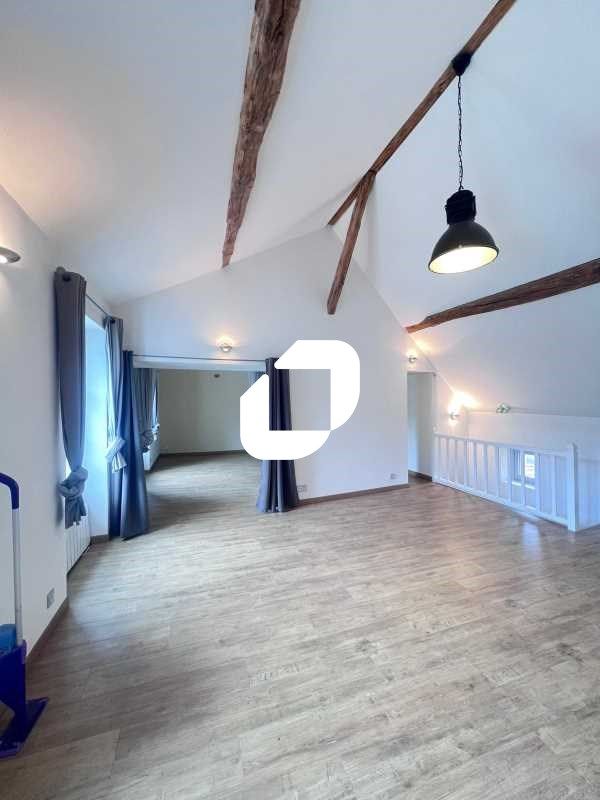 Situé idéalement à 10min de bus de la gare RER A 