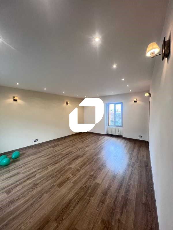 Situé idéalement à 10min de bus de la gare RER A 