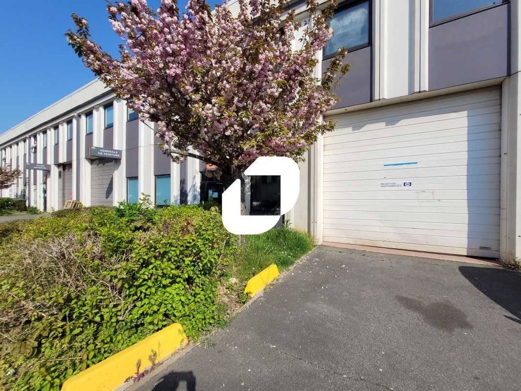 A Lisses, au pied de l'autoroute A6 et proximité 