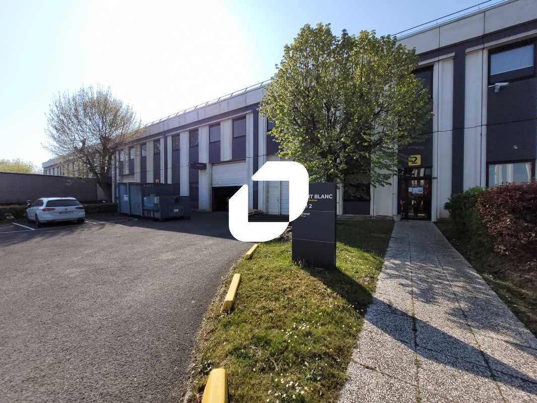 A Lisses, au pied de l'autoroute A6 et proximité 