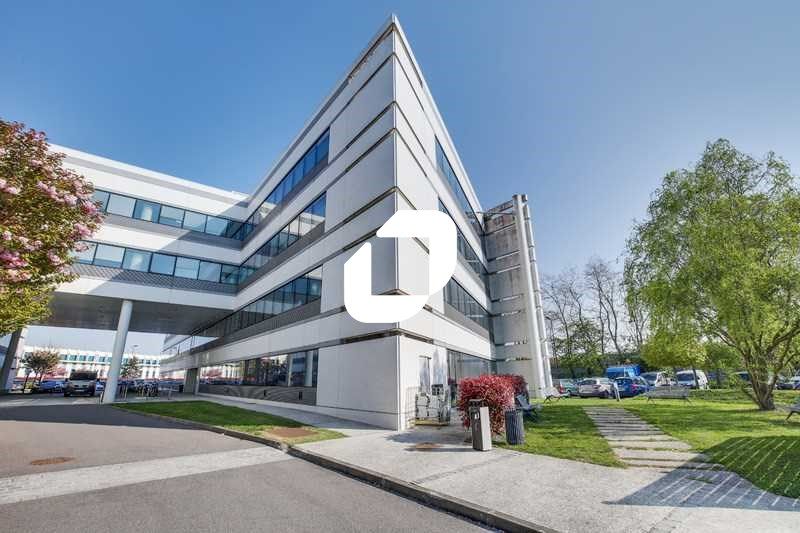 Au pied de l'Autoroute A6 et à proximité de la N1