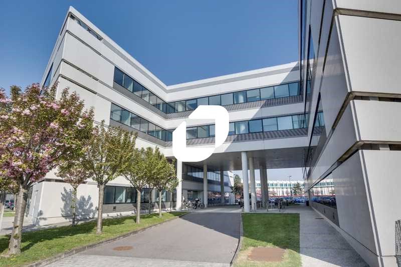 Au pied de l'Autoroute A6 et à proximité de la N1