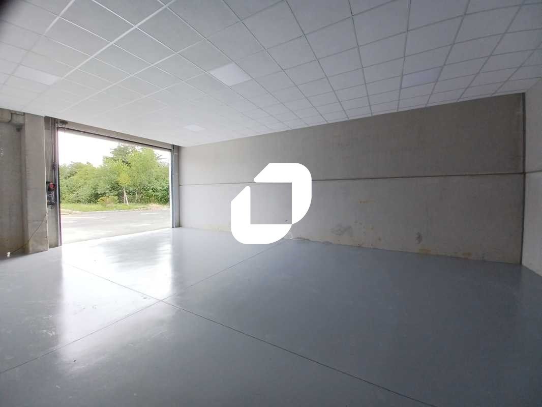 A proximité immédiate de l'autoroute A4, à Serris