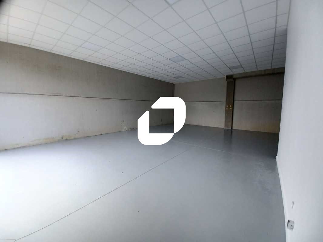 A proximité immédiate de l'autoroute A4, à Serris