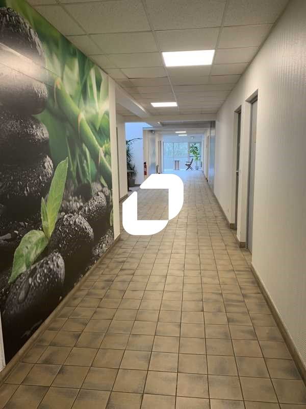 A proximité de l'autoroute A4 et à 10 minutes en 