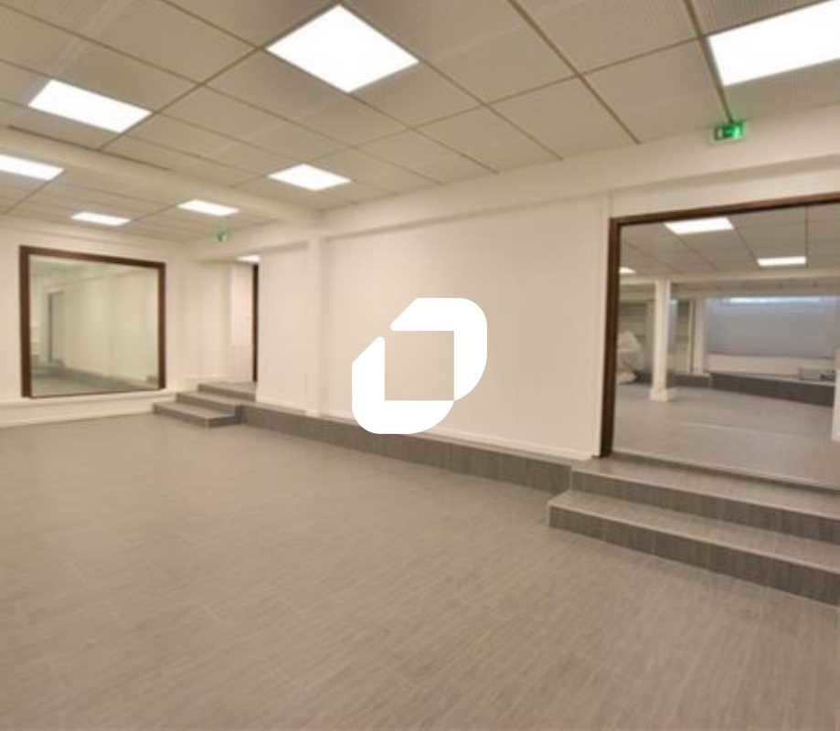 Dans un hôtel particulier à proximité de la stati