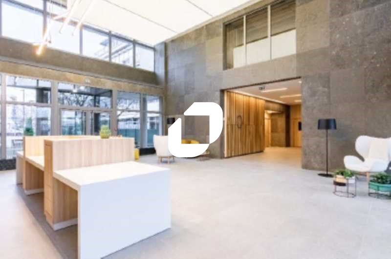 Au sein d'un immeuble de bureaux de bon standing,