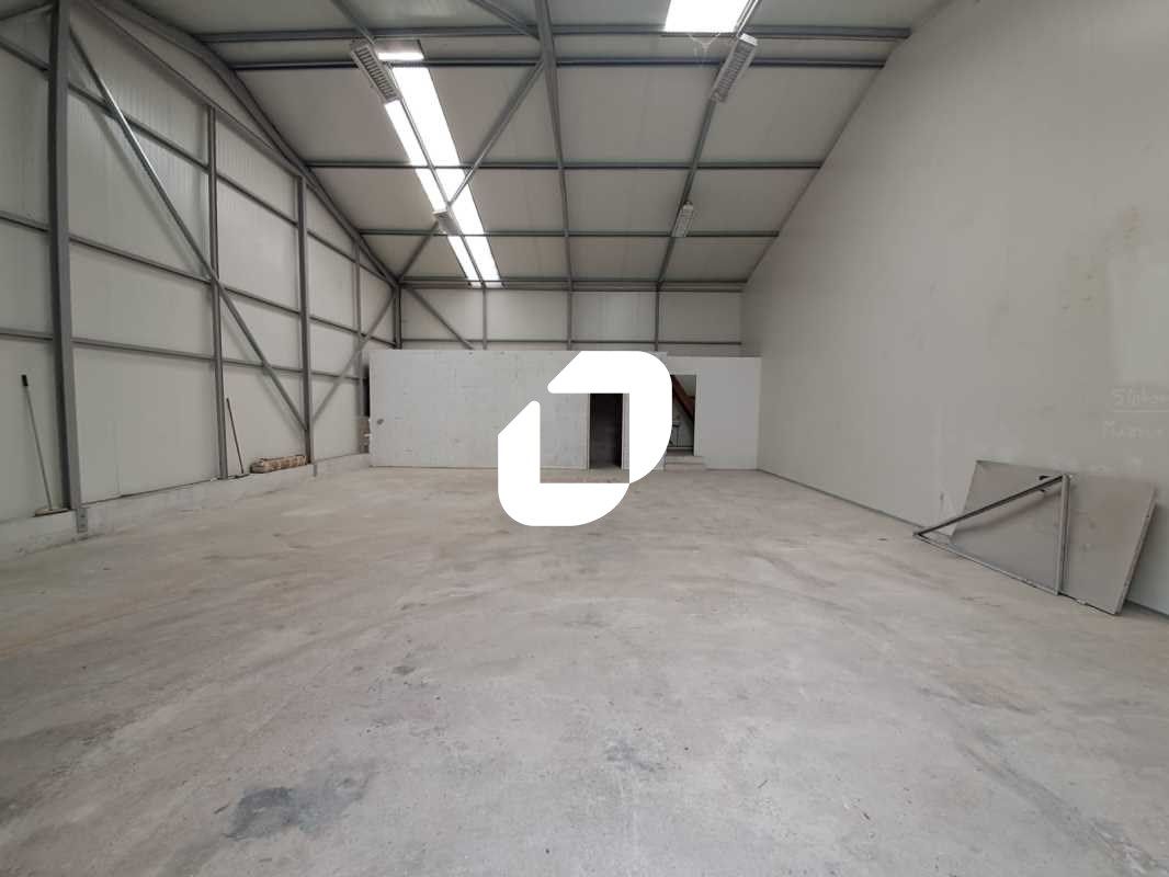 A proximité de la Nationale N20 et Départementale