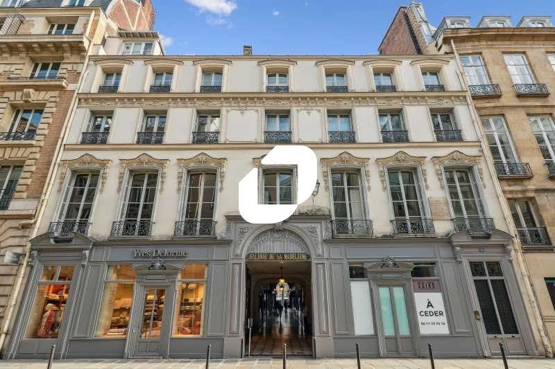 Dans un immeuble historique du 8ème arrondissemen