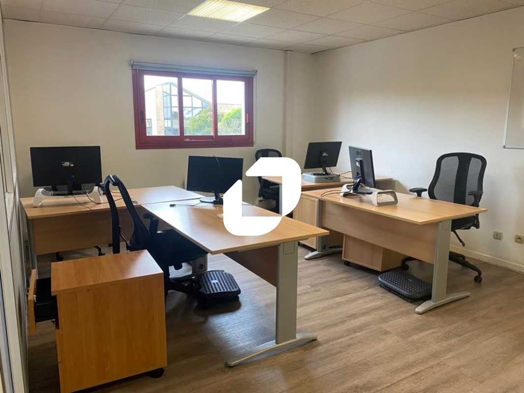 Au coeur du parc d'activité des Cayennes à Confla