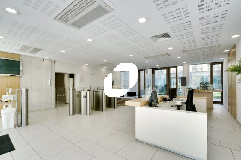 A proximité immédiate de l'autoroute A4 et du RER