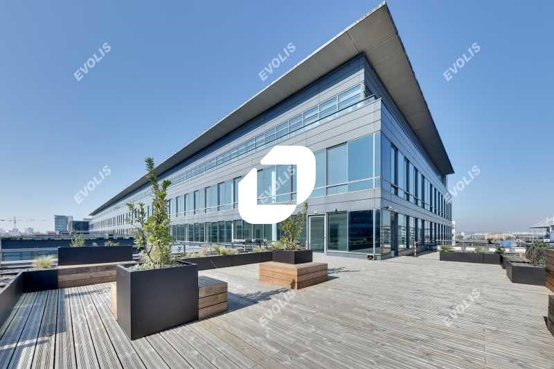 Situé à équidistance des RER D & B accessibles en