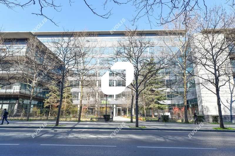 Situé à équidistance des RER D & B accessibles en