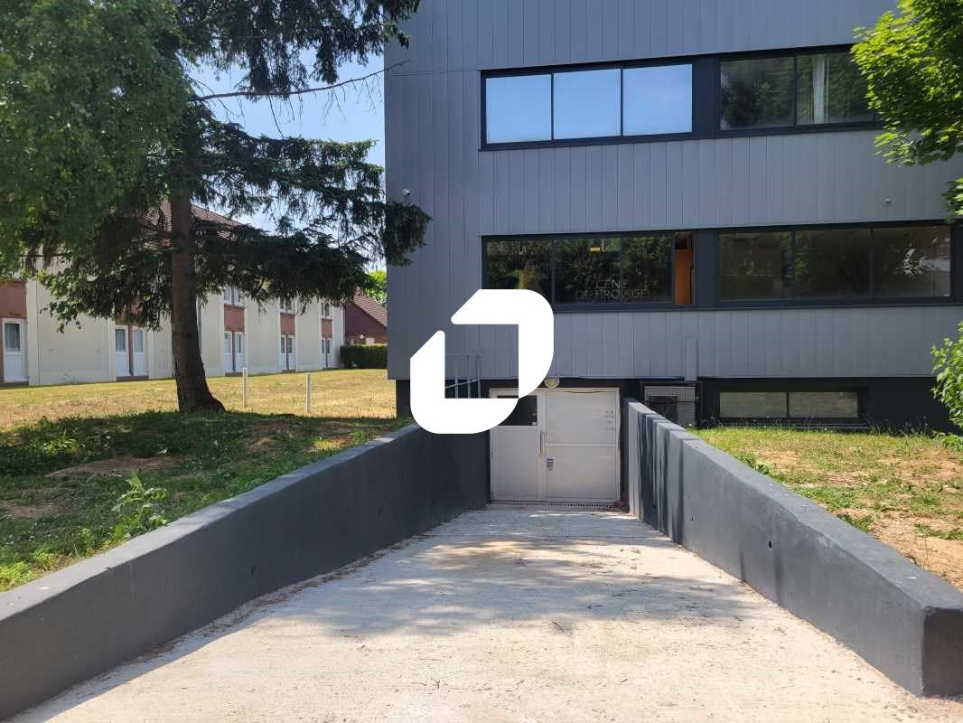 Située dans la zone d'activité prisée de Courtabo