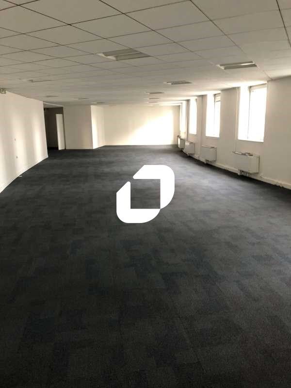 Dans un immeuble climatisé à proximité du métro 7