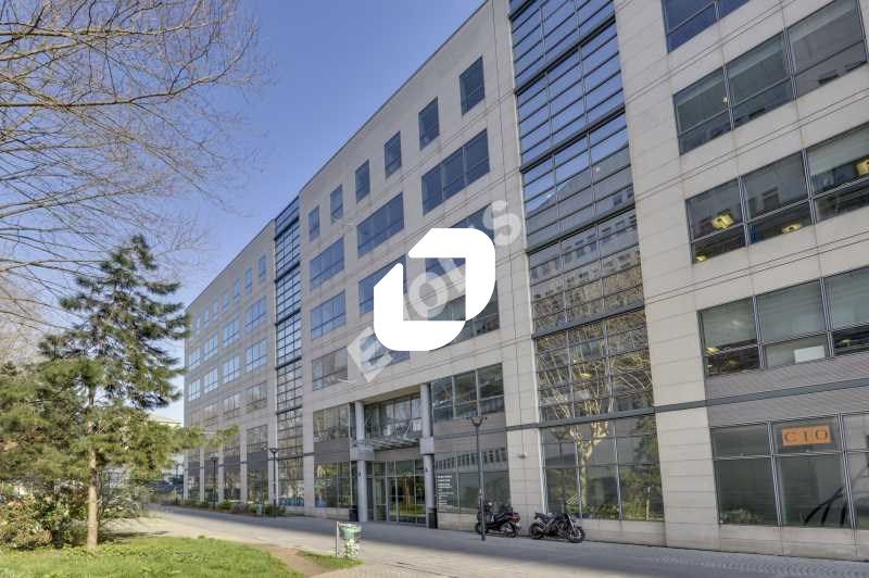 Dans un immeuble récent, au pied du pôle Pleyel, 