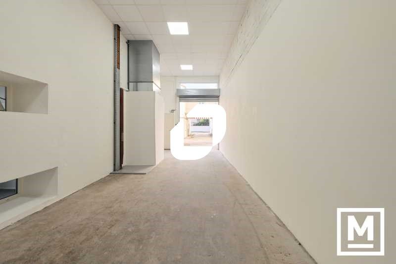 Au pied du métro parisien ligne 9 station « Robes