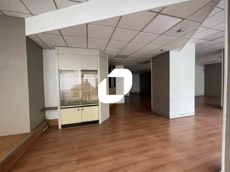 Immprove vous propose un local commercial, en loc